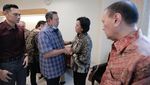 Momen Sri Mulyani dan Menkeu Era SBY Jenguk Bu Ani