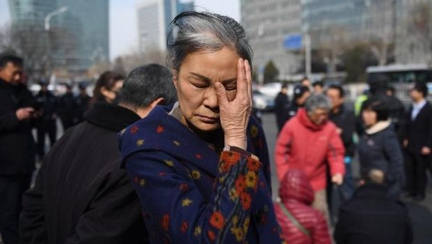 Keluarga korban MH370 di China tak kuasa menahan kesedihan saat menuntut kejelasan