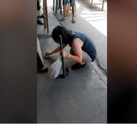Diberi Makan Gratis, Wanita Ini Sapu Restoran Sebagai Rasa Terima Kasih