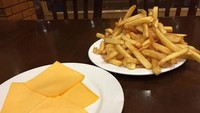 Pesan kentang goreng dengan lelehan keju. Ketika pesanannya datang, netizen ini kaget saat kentang dan keju disajikan secara terpisah. Foto: Boredpanda
