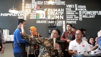 Deputi Bidang Restrukturisasi dan Pengembangan Usaha Kementerian BUMN, Aloysius Kiik Ro (kanan) bersama dengan Pemimpin Wilayah BNI Jakarta BSD Henry Panjaitan mengunjungi Rumah Kreatif BUMN (RKB) Shop di Terminal Eksekutif Merak. Foto: dok. BNI
