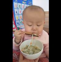Gemas Banget! Balita Ini Pintar Makan Pakai Sumpit