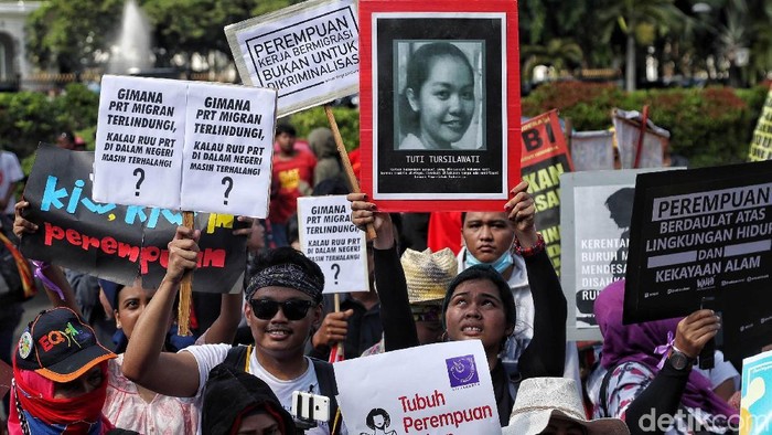 Sejumlah perempuan yang tergabung dalam Gerakan Bersama Perempuan melakukan aksi dalam memperingatu Hari Perempuan Internasional di kawasan Monas, Jakarta Pusat, Jumat (8/3). 

Dalam aksinya mereka meminta pemerintah untuk memperhatikan kesetaraan gender pada kaum perempuan dalam hal pekerjaan dan hak-hak sosial
