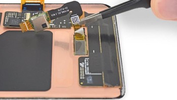 Sensor sidik jari ini menyatu pada layar. Alhasil jika sensornya rusak, maka komponen yang harus diganti termasuk layarnya. Foto: iFixit