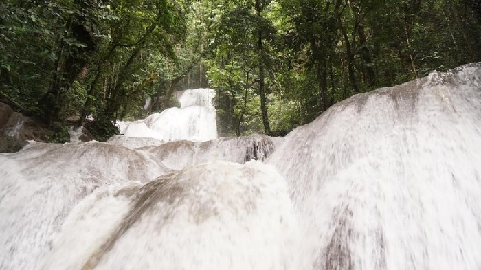 air terjun anenderat di tambrauw