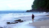 Buat traveler yang mau main air disarankan hati-hati karena ombaknya besar. Cukup main air di pinggir saja sudah cukup asyik kok. (Wahyu/detikTravel)
