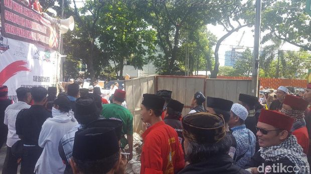 Massa Pendukung Jual Saham Bir Demo di Depan Gedung DPRD DKI