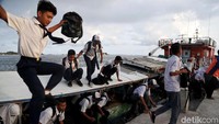 Anak-anak pun berhamburan keluar dari kapal untuk menuju sekolah masing-masing.