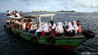 Biaya yang harus dikeluarkan warga untuk menyeberang dari Pulau Panggang ke Pulau Pramuka atau sebaliknya berkisar mulai dari Rp. 2.000-Rp. 4.000 untuk sekali menyeberang.