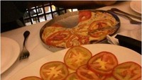 Netizen bernama Evan memesan salad tomat saat ia berkunjung Brazil. Hasilnya ia justru hanya mendapatkan irisan tomat tipis di atas piring. Foto: Boredpanda