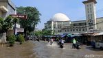 Aksi Nekat Warga Terobos Banjir di Jalan Dayeuhkolot-Banjaran