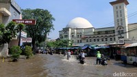 Genangan air di depan Masjid As-Sofiah masih cukup tinggi sekitar betis sampai paha orang dewasa.