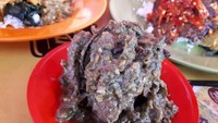 Itiak lado mudo merupakan menu andalan rumah makan Kapau. Di Kramat Raya, Hj. Zaidar menjualnya bersama 50 puluh lauk lain. Foto: dok. detikFood