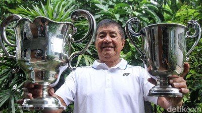 Rudy Hartono Pamer Piala dan Medali All England