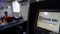 Layaknya bank di perkotaan, kapal Bahtera Seva I menghadirkan layanan perbankan seperti mesin ATM dan staf yang terdiri dari teller, customer service, dan mantri. Ruangan di dalam kapal ini pun dibuat nyaman dengan AC dan beberapa kursi untuk nasabah menunggu antrean seperti di bank pada umumnya.