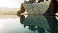 Rumah ini juga dilengkapi kolam renang sehingga menambah kenyamanan sang penghuni. Enric Ruiz-Geli/Inhabitat.