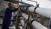 Air dari sumur bor ini pada dasarnya payau, maka harus diolah lagi lewat instalasi Backrish Water Reverse Osmosis (BWRO). Menurut operator BWRO, di Pulau Seribu, Suwarjo, proses pengolahan air bersih ini tidak menggunakan bahan kimia.