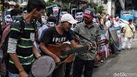 Demontrasi ini diisi dengan aksi pengamen.