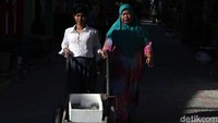 Di waktu-waktu tertentu, Murtasiah mengumpulkan beragam hasil laut untuk diolah menjadi bahan makanan yang kaya rasa, salah satunya ikan asin.