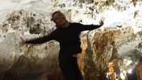 Artis cantik ini juga bisa foto gokil lho. Ini saat lompat di Gua Phong Nha, gue terbesar di dunia yang ada di Vietnam. (brielarson/Instagram)