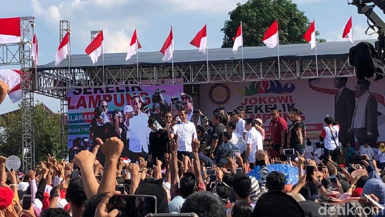 Jokowi Kampanye di Bandar Lampung, Via Vallen Ajak Goyang Dayung Jokowi Kampanye di Bandar Lampung, Via Vallen Ajak Goyang Dayung