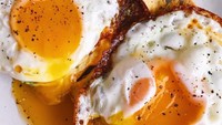 Suka telur goreng yang agak kering tapi kuningnya meleleh? Paling pas dimakan dengan roti panggang. Foto: Instagram @strengthandsalad