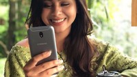 Ketika sedang istirahat disela-sela shooting. Shahila Hisyam terlihat sedang menikmati kopi hangat untuk menambah semangatnya. Foto: Instagram@sahilahisyam