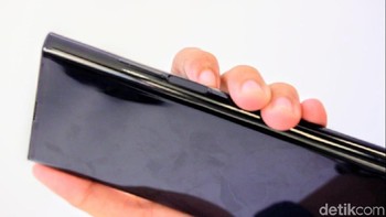 Bagian samping terdapat tombol power yang menyatu dengan fingerprint. Lalu ada tombol pengaturan volume. Foto: Adi Fida Rahman/detikinet