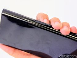 Menggenggam Ponsel Layar Lipat Huawei Mate X di Jakarta
