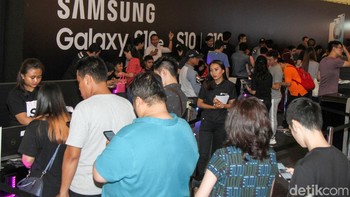 Tampak puluhan pembeli Samsung S10+ mengantri.  (Foto: detikINET/Rifkianto Nugroho)