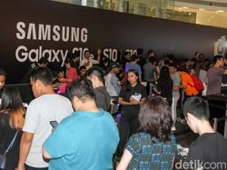 Antrean Panjang demi Smartphone Kelas Sultan