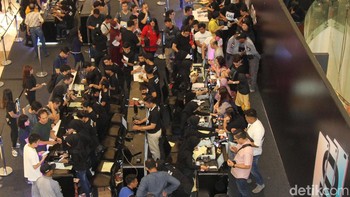 Dihari perdananya Samsung Galaxy S10 mampu mengundang antusias warga.  (Foto: detikINET/Rifkianto Nugroho)