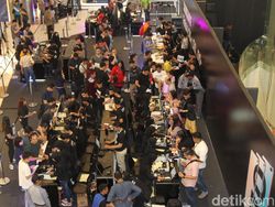 Antrean Panjang demi Smartphone Kelas Sultan