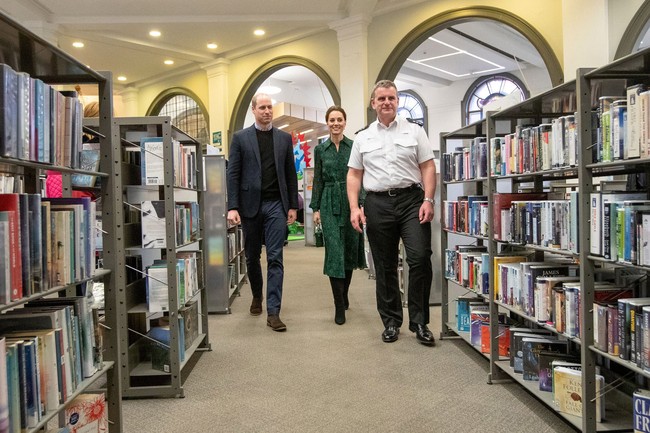 Kate Middleton dan suaminya, Pangeran William, mengunjungi Blackpool, Inggris, Rabu (6/3/2019). Cuaca ketika itu sedang tak bersahabat. Kedatangan William dan Kate disambut guyuran hujan. Foto: Getty Images