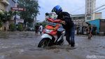 Aksi Nekat Warga Terobos Banjir di Jalan Dayeuhkolot-Banjaran