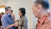 Sri Mulyani disambut langsung SBY dan dua putranya, Agus Harimurti Yudhoyono (AHY) serta Edhie Baskoro Yudhoyono atau Ibas.