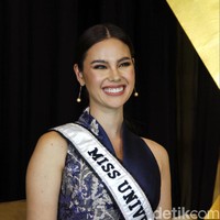Inilah penampilan Catriona Gray saat jumpa pers kedatangannya ke Jakarta untuk menghadiri final Puteri Indonesia 2019. Hadir di Jakarta Convention Center, Miss Universe 2018 itu berjumpa dengan media tanpa memakai mahkota kemenangannya, mahkota mikimoto yang megah dan berharga mahal. Foto: Muhammad Abduh/Detikcom