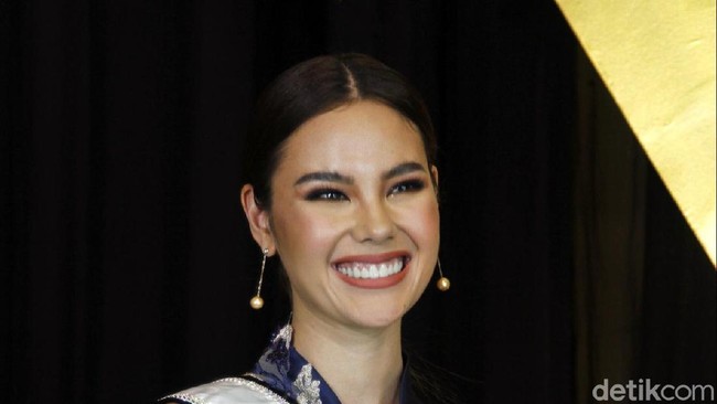Inilah penampilan Catriona Gray saat jumpa pers kedatangannya ke Jakarta untuk menghadiri final Puteri Indonesia 2019. Hadir di Jakarta Convention Center, Miss Universe 2018 itu berjumpa dengan media tanpa memakai mahkota kemenangannya, mahkota mikimoto yang megah dan berharga mahal. Foto: Muhammad Abduh/Detikcom