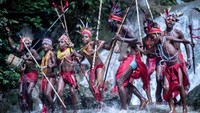 Di samping menikmati keindahan air terjun dan budaya dari Desa Siakwa, wisatawan bisa mendapatkan wisata gunung dan budaya. (dok Kementerian Pariwisata)
