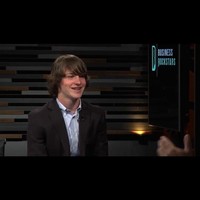 Ryan Kelly jadi remaja kaya dengan bisnis makanan anjing yang dimulainya sejak berusia 10 tahun. Ketika itu, Ryan dan ibunya pitching ide tersebut di acara Shark Tank yang kemudian didanai oleh pebisnis Barbara Corcoran. Bisnis duo ibu-anak tersebut dikatakan telah bernilai miliaran.  Foto: Instagram