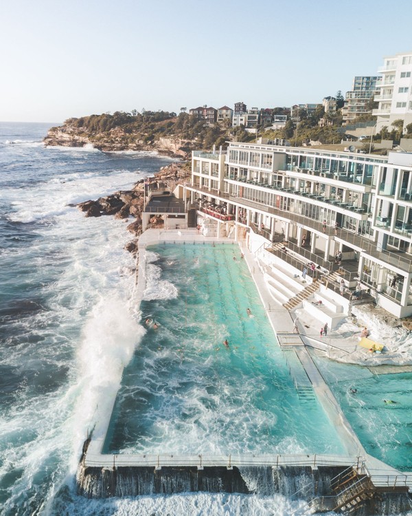 Bondi Beach memang jadi destinasi wajib di Australia. Nah, di pinggir pantai ini terdapat Bondi Icebergs yang terkenal dengan pemandangan ombak saat menghantam pinggiran kolam renang publik. (@benmack_) Bondi Beach memang jadi destinasi wajib di Australia. Nah, di pinggir pantai ini terdapat Bondi Icebergs yang terkenal dengan pemandangan ombak saat menghantam pinggiran kolam renang publik. (@benmack_)