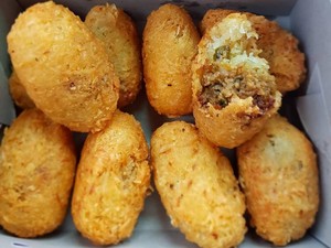 Nyam! Ngemil Combro Pedas Mantap di 5 Tempat Ini Aja
