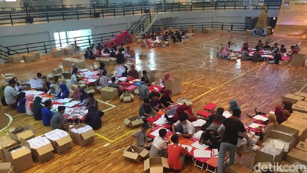 Ratusan Surat Suara DPD di Karawang Rusak, Gambar Caleg Hilang