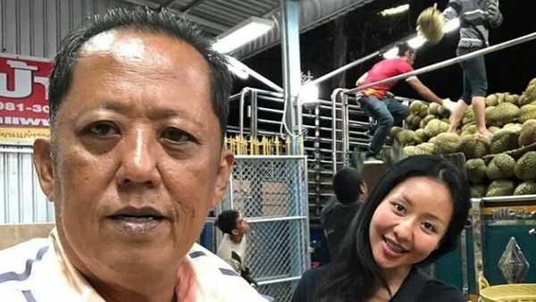 Tak main-main, Arnon menawarkan 10 juta Baht (setara Rp 4,4 Miliar) bagi siapapun yang akan jadi suami dari Karnsita. Namun belakangan Arnon membatalkan sayembara itu karena calon mempelai prianya terlalu tampan. (Facebook/Karnsita Rodthong) Tak main-main, Arnon menawarkan 10 juta Baht (setara Rp 4,4 Miliar) bagi siapapun yang akan jadi suami dari Karnsita. Namun belakangan Arnon membatalkan sayembara itu karena calon mempelai prianya terlalu tampan. (Facebook/Karnsita Rodthong)