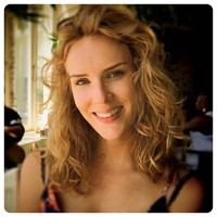 Charlotte Kirk merupakan aktris kelahiran Inggris yang menyukai dunia akting sejak usia 11 tahun. Ia memulai karier aktingnya dengan menjadi pemain teater. Foto: Instagram/@charlottekirkofficial