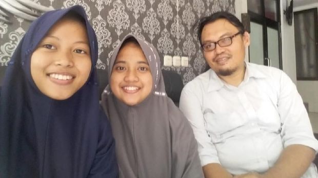 Peneliti 'ngupil' Riskyatush Shalihah, Qonitita Luthfiyah Amirah, bersama guru pembimbing Yan Surono.