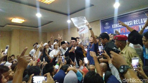 2 Pemuda di Banjar Beri Sandiaga 2 Bungkus Uang Hasil Galang Dana