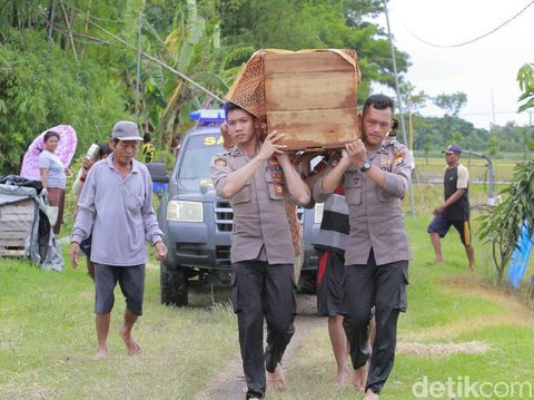 Potret polisi Ngawi bawa jenazah warga yang tengah kebanjiran