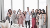Indra ternyata juga akrab dengan teman-teman terbaik Yuanita. Ini pose seru Indra bersama teman-teman Yuanita, disela-sela serunya acara makan siang. Foto: Instagram @yuanitachrist