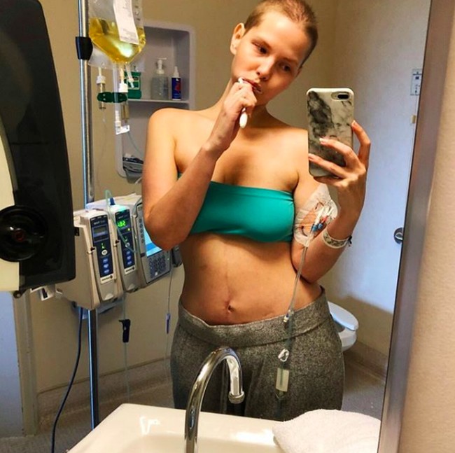 Sebelum meninggal, Elly terbuka dengan segala pengobatan kanker yang dia jalani. Mulai dari operasi, suntikan dan lainnya. Foto: Dok. Instagram Elly Mayday